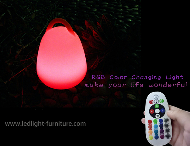 Пластиковой управляемый батареей фонарик СИД освещает цвет РГБ изменяя с портативной ручкой