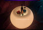 Сформированный шарик приведенным освещает вверх журнальный стол с ведром льда и держателем бутылки вина поставщик