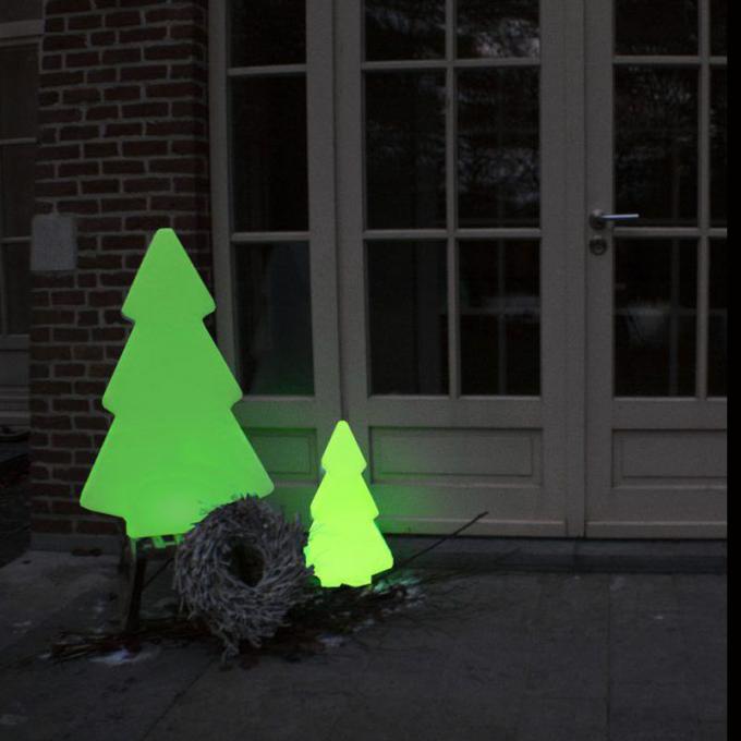 Теплая белая пластмасса привела на открытом воздухе света рождественской елки для украшения дома магазина